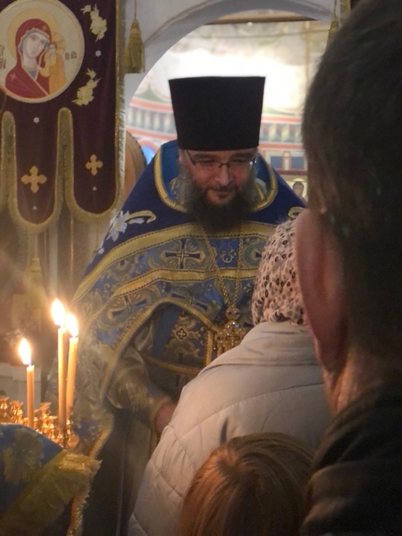 К кресту и с поздравлениями батюшке