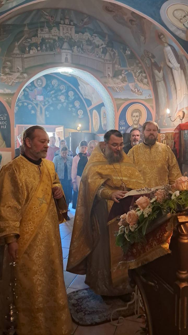Читают акафист свт. Николаю чудотворцу