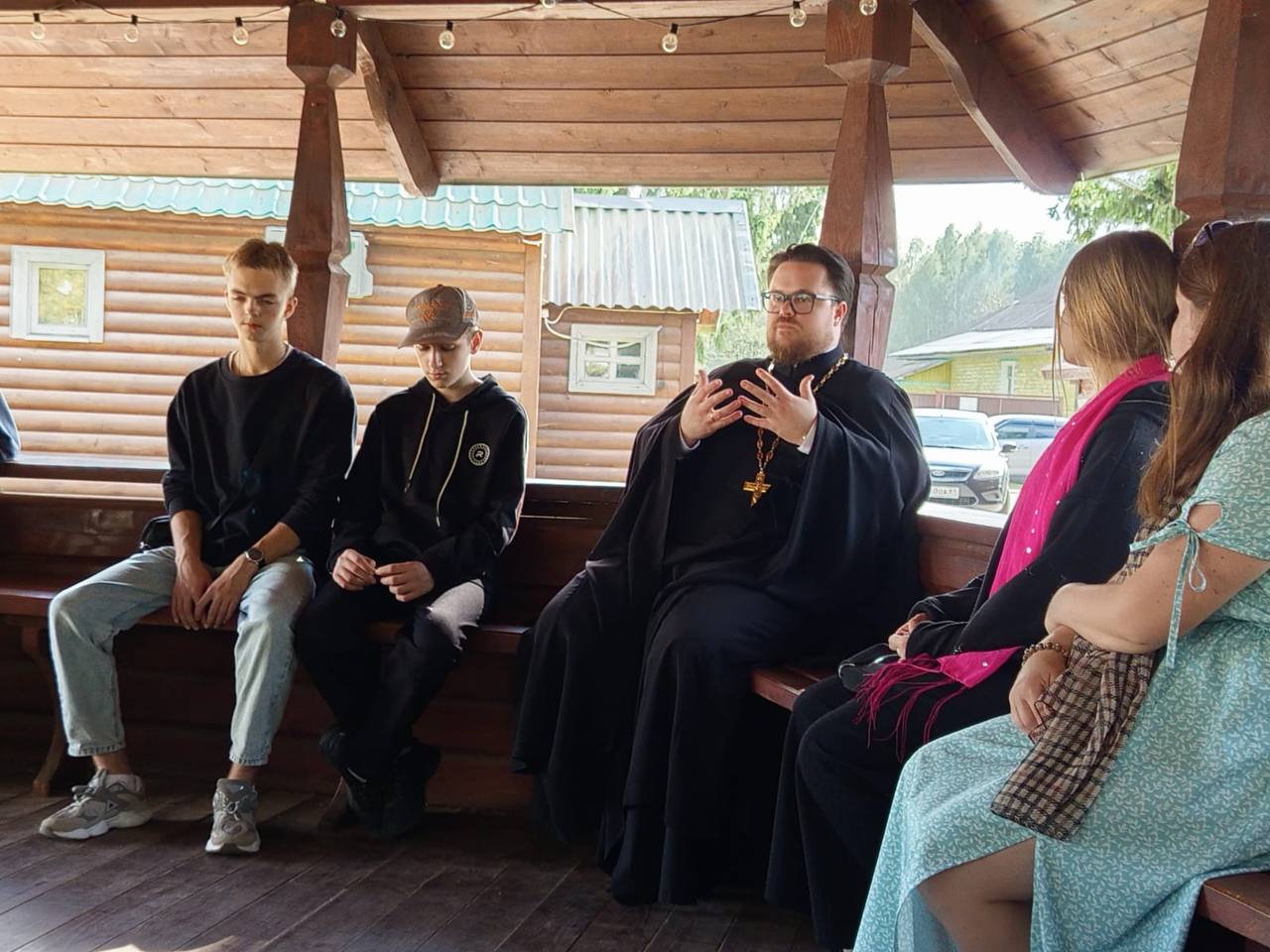 В беседке с молодежью