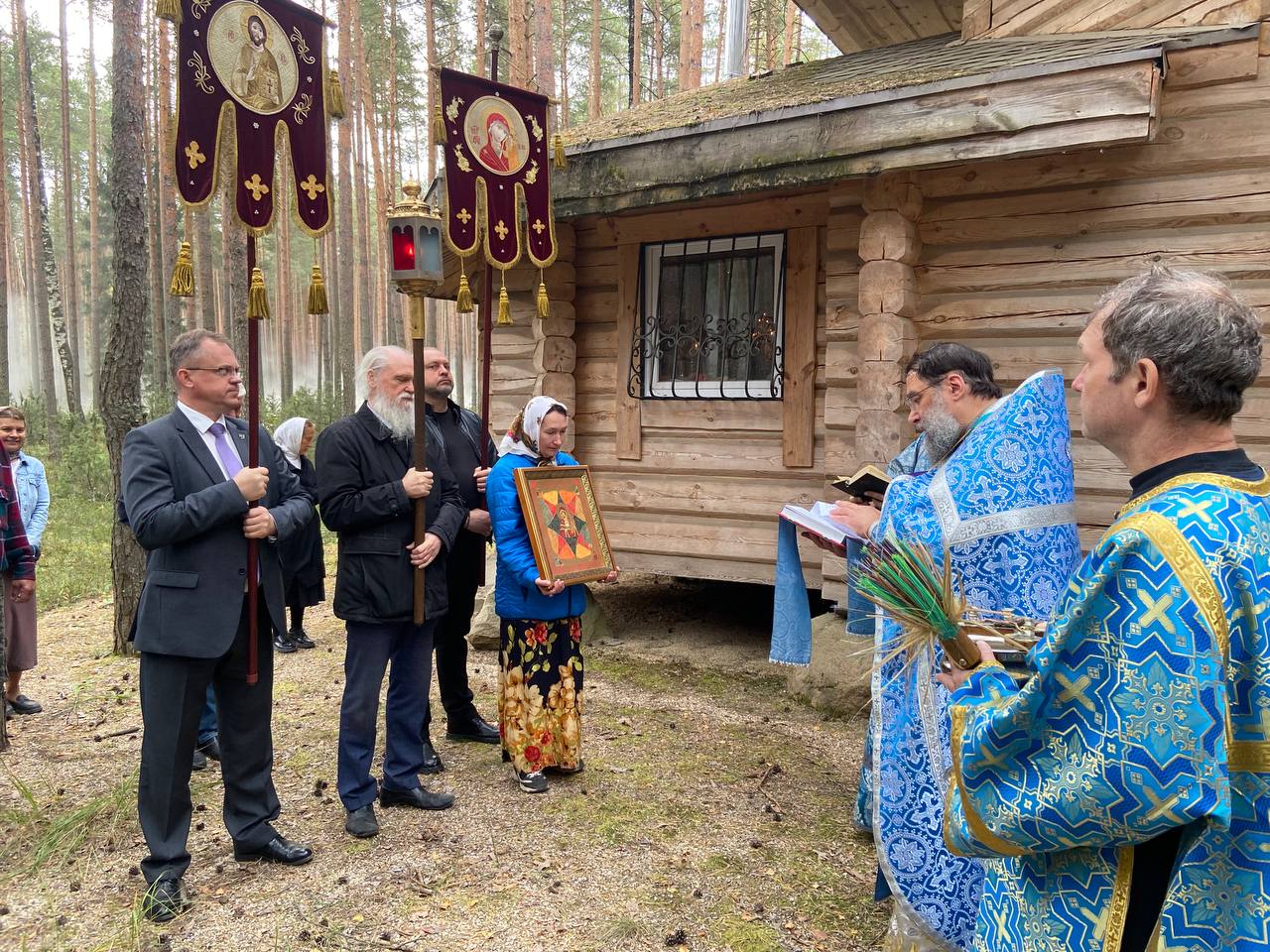 Крестный ход вокруг храма
