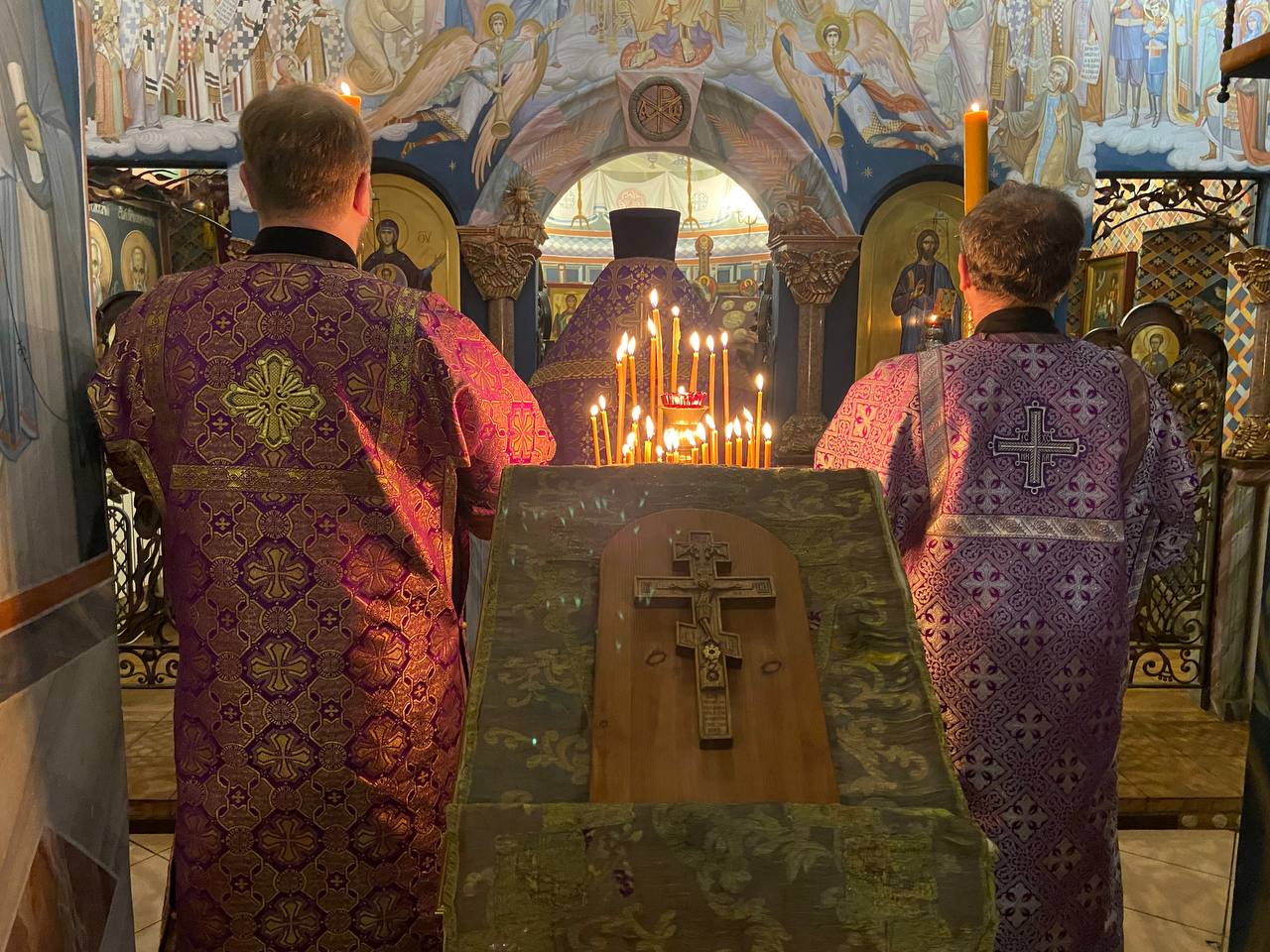 Литургия в праздник Крестовоздвижения