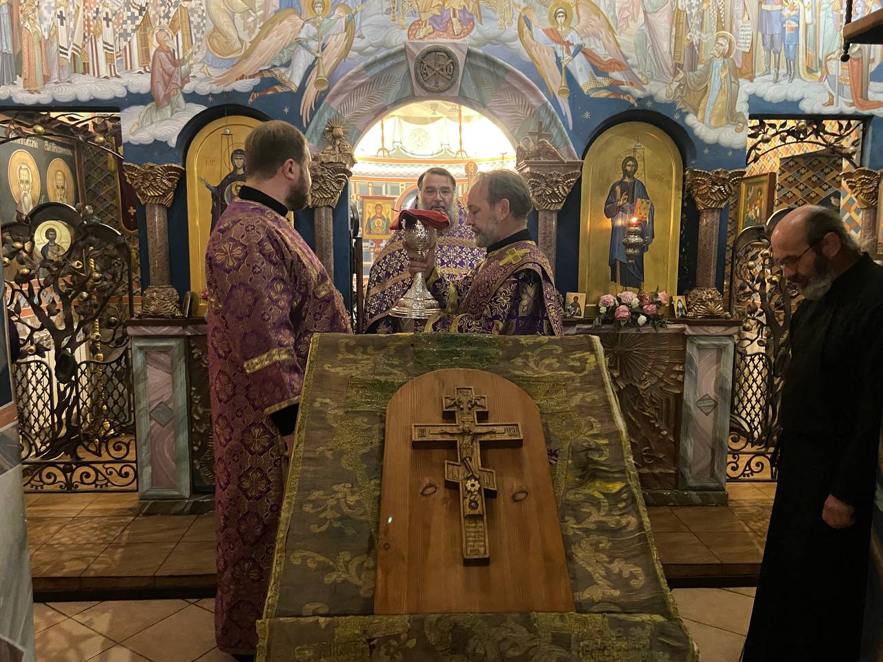 Литургия в праздник Крестовоздвижения