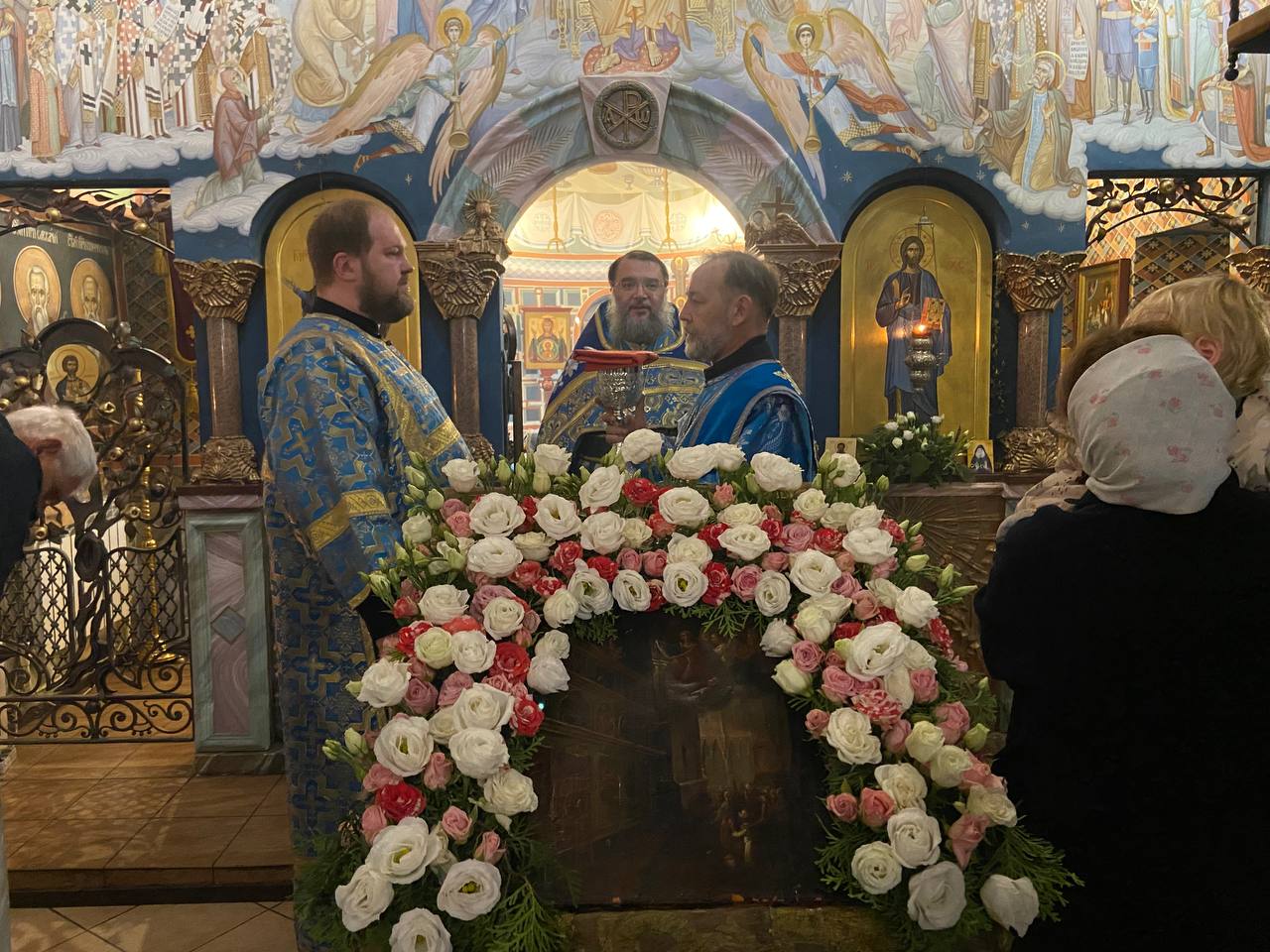 Праздничная Литургия на праздник Покрова