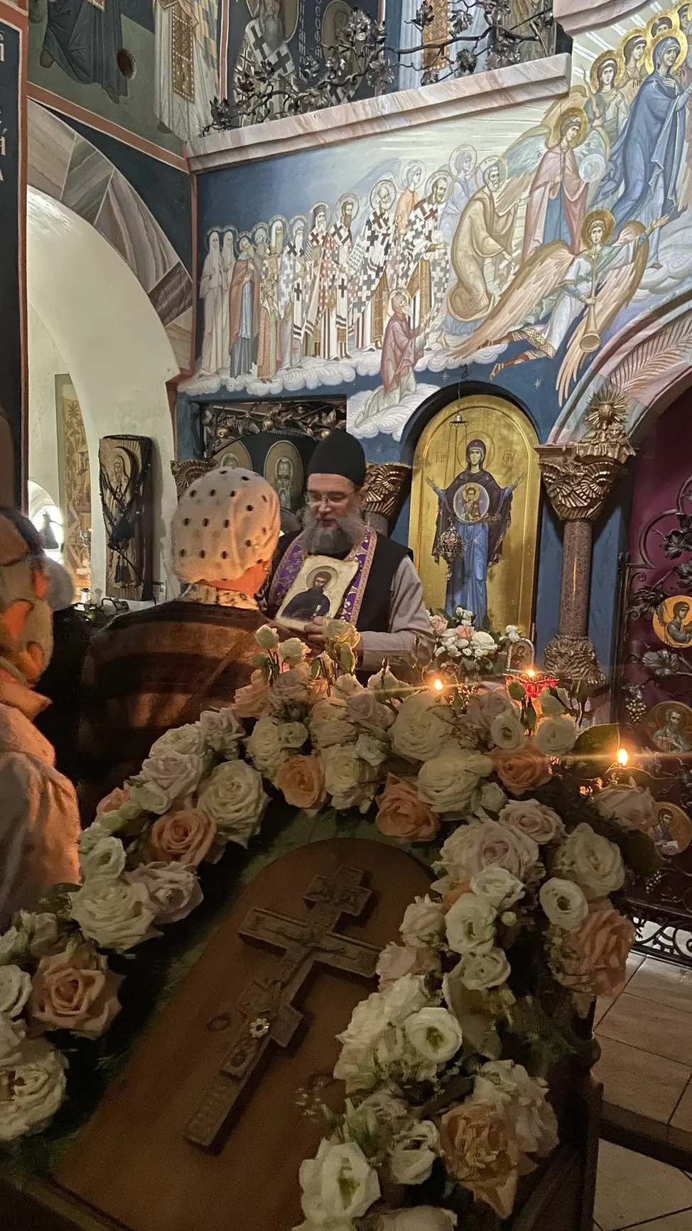 Литургия в праздник Крестовоздвижения