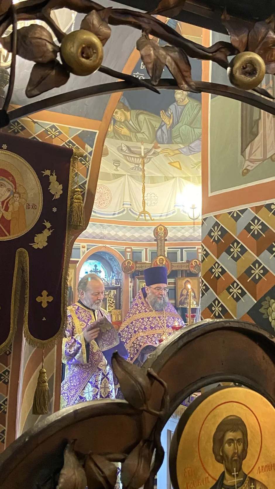 Литургия в праздник Крестовоздвижения
