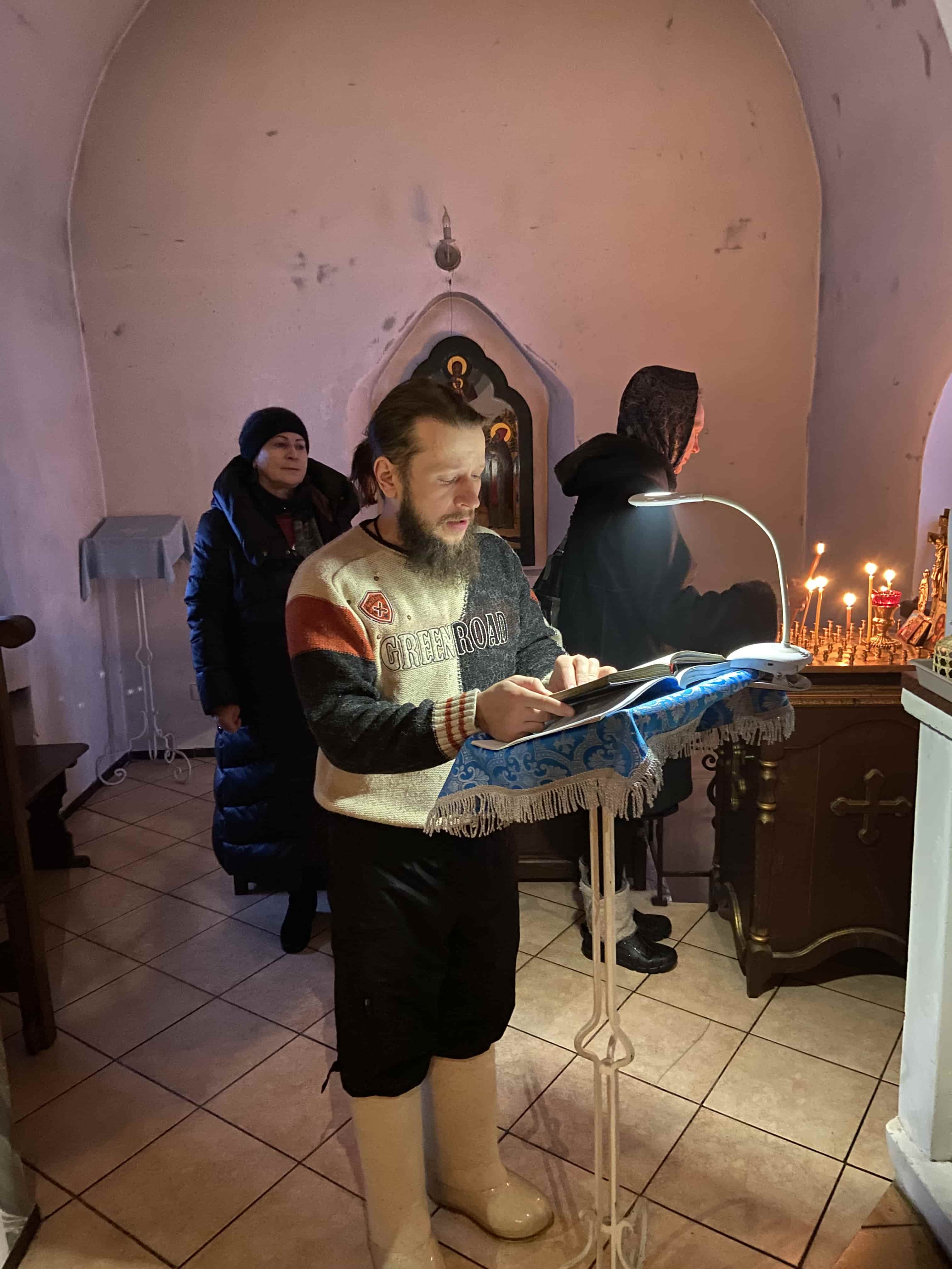 Антоний читает часы