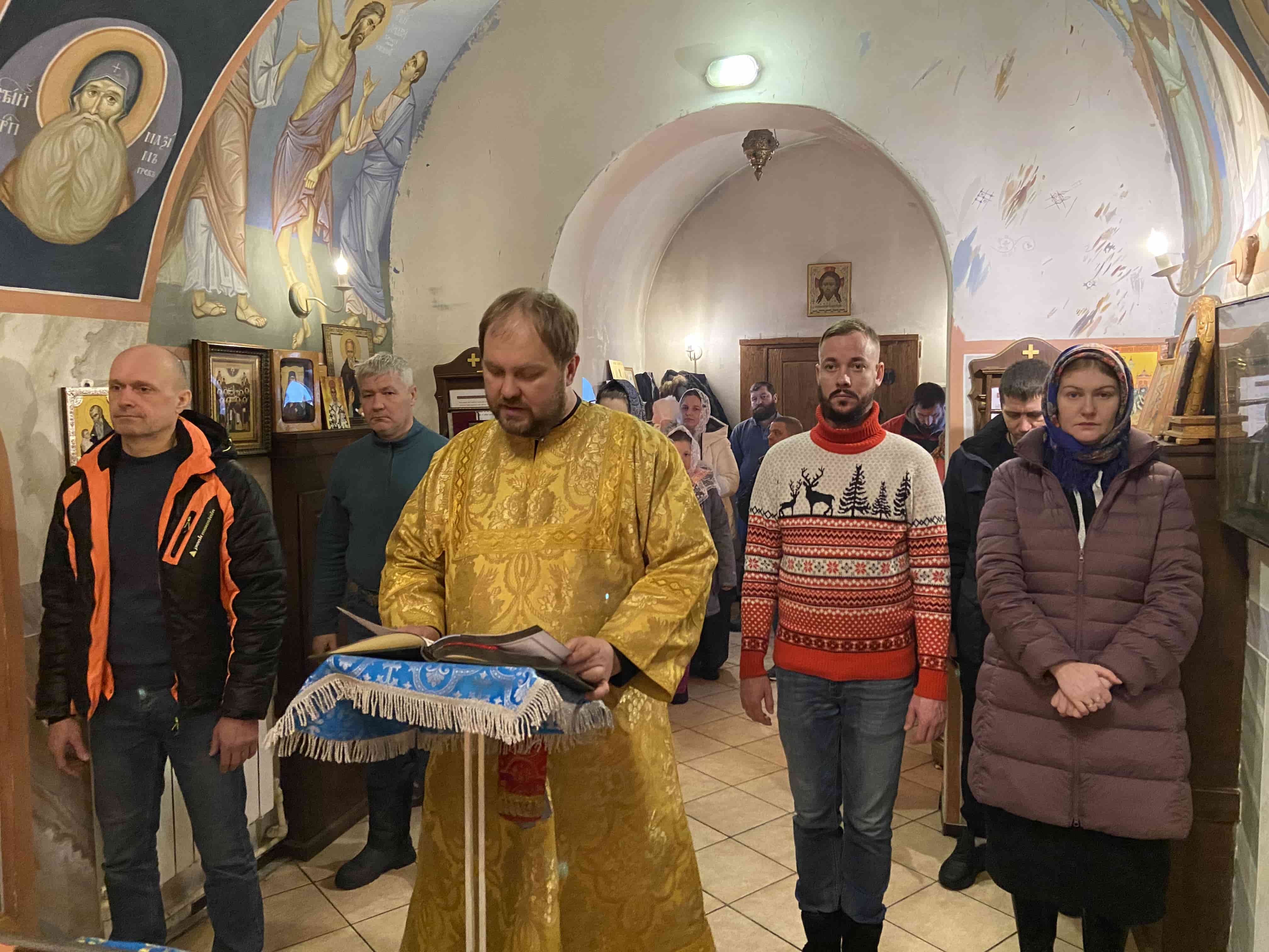 Евгений читает Апостол
