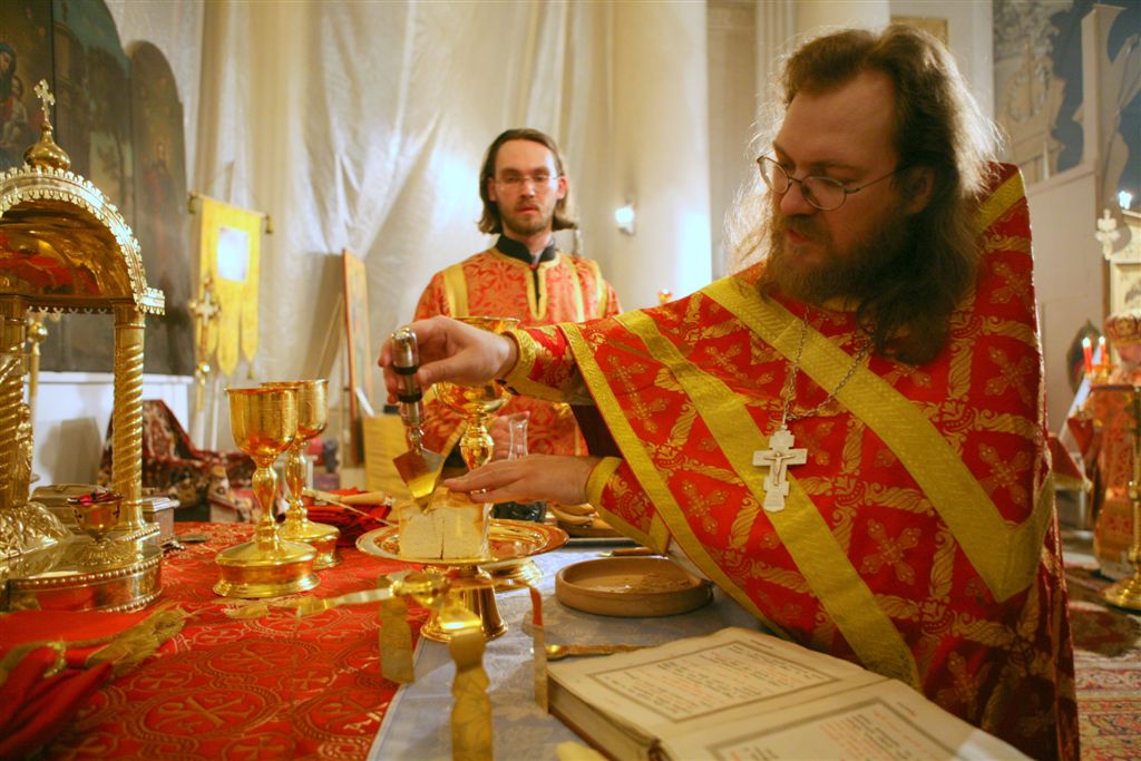 Священник совершает проскомидию